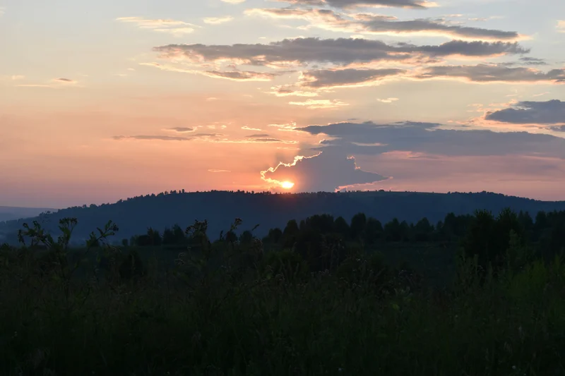 Tummanpunainen-pinkki rauhallinen taustakuva tekstillä